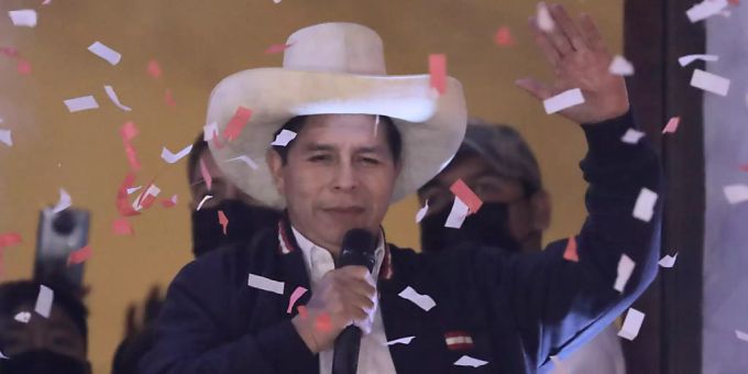 Pedro Castillo feiert nachdem er von den Wahlbehörden in Lima, Peru, zum Präsidenten von Peru erklärt wurde. Pedro Castillo