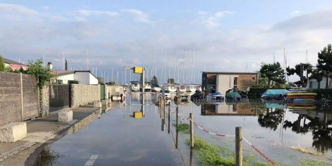 Mehrere Kantone und die Lebensrettungsgesellschaft warnen nach dem Hochwasser vor einem Sprung ins kühle Nass. hochwasser