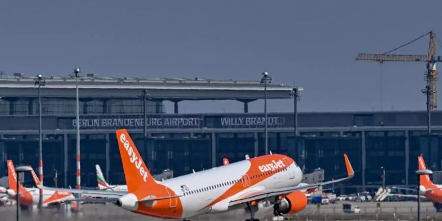 Die britische Billigfluggesellschaft Easyjet will im Sommer mehr Flüge anbieten. Foto: Patrick Pleul/dpa-Zentralbild/dpa