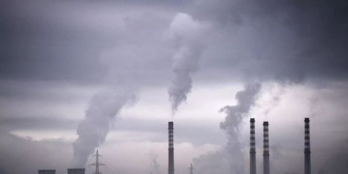 Fabrikschornsteine in Sofia. (Symbolbild) co2