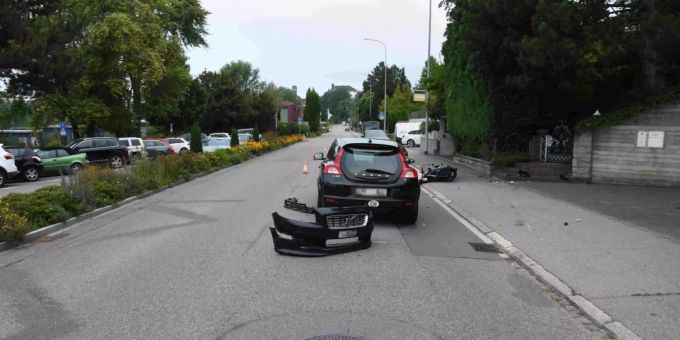 Motorrad kollidiert mit Auto.