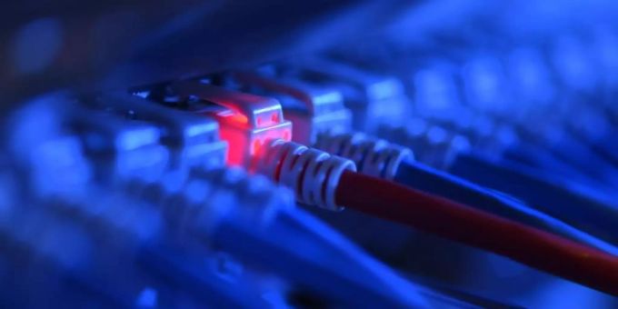 Ein Netzwerk-Kabelstecker in einer Netzwerkzentrale. Bei Bank-Dienstleistern ist der Umgang mit Cyber-Risiken teilweise nicht so ausgereift wie bei Finanzinstituten. Foto: Felix Kästle/dpa Cyber-Risiken
