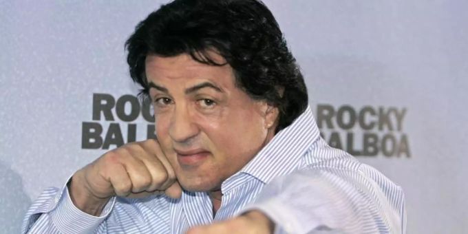 Sylvester Stallone 2007 in Boxer-Pose bei der Präsentation seines Films "Rocky Balboa". Foto: Jörg Carstensen/dpa Sylvester Stallone 2007 in Boxer-Pose bei der Präsentation seines Films "Rocky Balboa". Foto: Jörg Carstensen/dpa