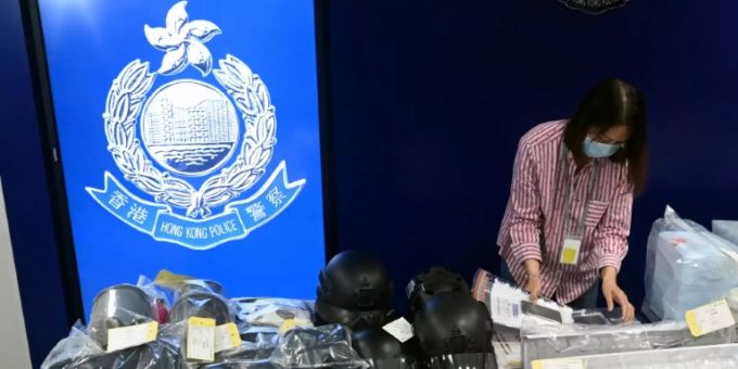 Sechs Schüler und drei Erwachsene in Hongkong festgenommen Sechs Schüler und drei Erwachsene in Hongkong festgenommen