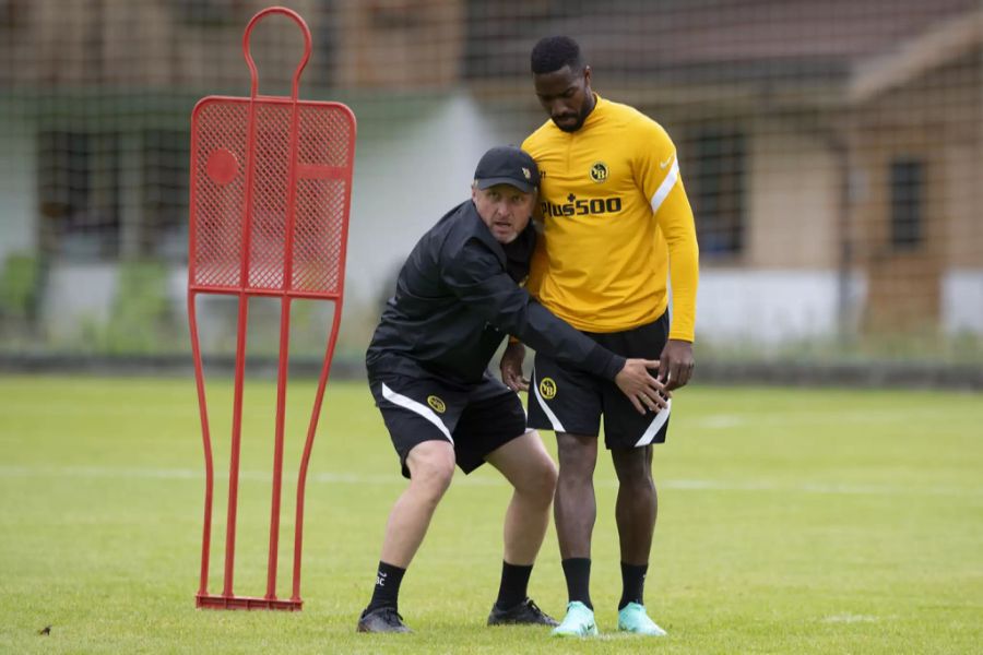 Wagners Assistent Christoph Bühler erklärt Ulisses Garcia im Trainingslager eine Übung.