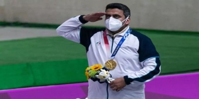 Bei der Seigerehrung salutiert Javad Foroughi. Olympia 2021