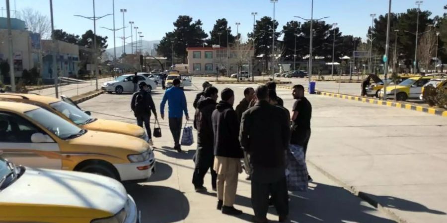 Mit einem Abschiebeflug angekommene Afghanen vor dem Flughafen von Kabul. Foto: Qiam Noori/dpa