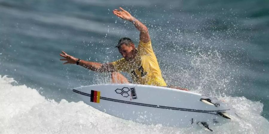 Der deutsche Surfer Leon Glatzer in den Wellen am Tsurigasaki Surfing Beach. Foto: Francisco Seco/AP/dpa