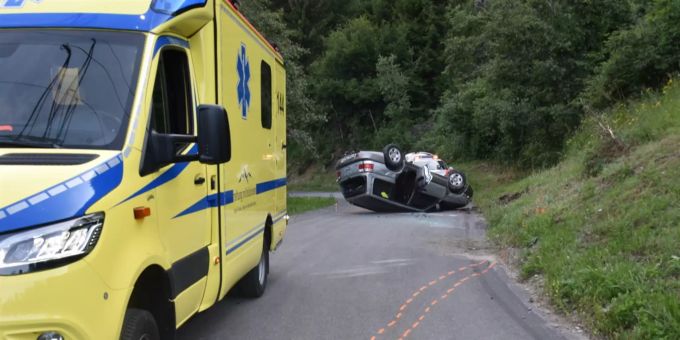 Die Lenkerin sowie ihre Beifahrerin mit ihrem Kleinkind konnten sich selbstständig aus dem Auto befreien. Unfall