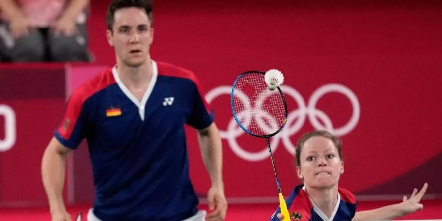 Das deutsche Badminton-Mixed Mark Lamsfuss und Isabel Herttrich hat in Tokio im zweiten Gruppenspiel überrascht. Foto: Dita Alangkara/AP/dpa