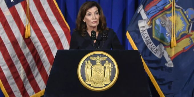 New Yorks designierte Gouverneurin Kathy Hochul bei ihrer ersten Pressekonferenz am Mittwoch in Albany. kathy hochul