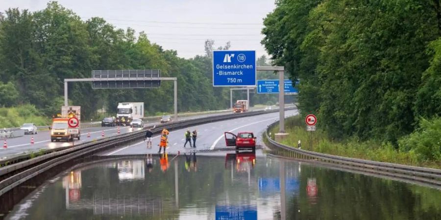 Unwetter haben am Donnerstag in mehreren Regionen Deutschlands Keller und Strassen unter Wasser gesetzt. Im Ruhrgebiet bei Herne wurde die Autobahn 42 überschwemmt. Foto: Arnulf Stoffel/dpa