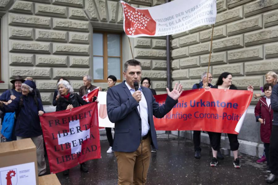 Josef Ender, Sprecher des Aktionsbündnisses Urkantone, spricht auf der Bundesterrasse.