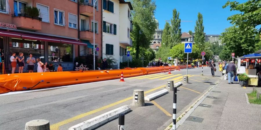 Die Feuerwehr errichtet Wassersperren aufgrund des drohendem Hochwassers.