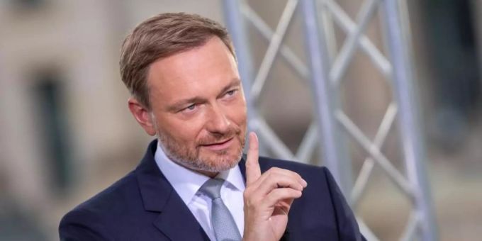 FDP-Chef Christian Lindner warnt vor einer «Untertanenmentalität» und davor, sich unverhältnismässige Eingriffe in die eigene Freiheit gefallen zu lassen. Foto: Christophe Gateau/dpa FDP-Chef Christian Lindner warnt vor einer «Untertanenmentalität» und davor, sich unverhältnismässige Eingriffe in die eigene Freiheit gefallen zu lassen. Foto: Christophe Gateau/dpa