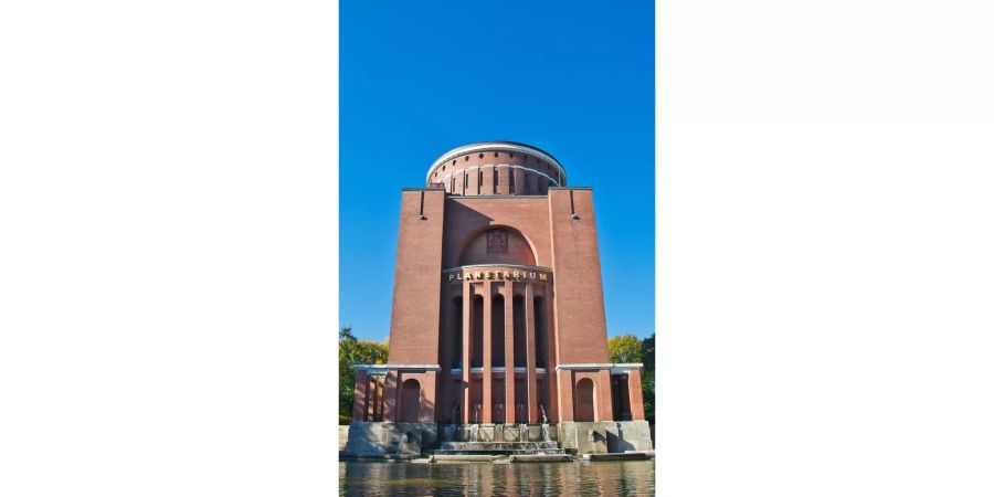 Das Planetarium von Hamburg erinnert an einen Sakralbau, ist aber in Wahrheit in einem alten Wasserturm untergebracht. Die Symbolik von Turm (Wissen) und Wasser (das Mysterium des ewigen Lebens) fassen die Dimensionen der astronomischen Forschung suggestiv zusammen.