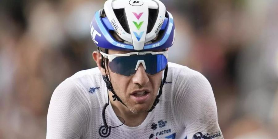 Steigt kurz vor dem Ende bei der Tour vom Rad: Michael Woods. Foto: Daniel Cole/AP/dpa