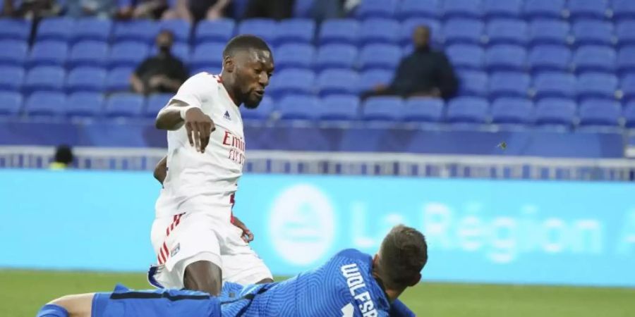 Lyons Moussa Dembele erzielt das zwischenzeitliche 2:0. Foto: Laurent Cipriani/AP/dpa