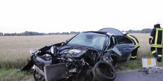 Bei einem Verkehrsunfall auf der Bundesstrasse 96a zwischen Schildow und Schönfliess sind zwei Frauen ums Leben gekommen. Foto: Blp Christian/dpa Bei einem Verkehrsunfall auf der Bundesstrasse 96a zwischen Schildow und Schönfliess sind zwei Frauen ums Leben gekommen. Foto: Blp Christian/dpa
