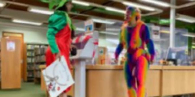 Eltern stinksauer - Kostüm-Affe schockt Kinder an Lesung mit Fake-Penis