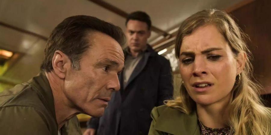 Alex Pollack (Hannes Jaenicke, l) und Bram de Groot (Fedja van Huet) befragen Femke Pieters (Hannah Hoekstra). Foto: Martin Menke/WDR/ARD Degeto/dpa