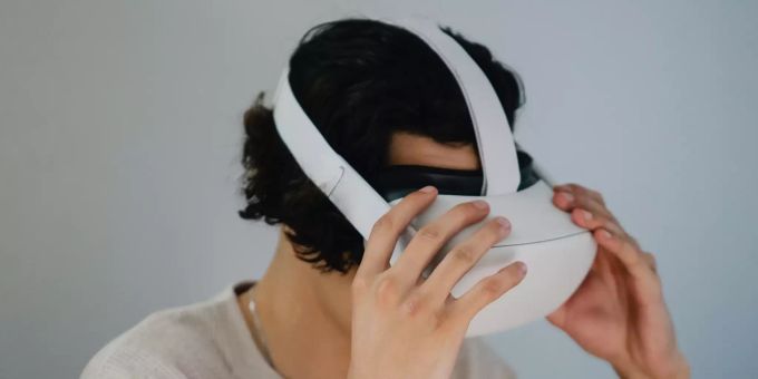 Eine VR-Brille im Einsatz (Symbolbild) vr brille