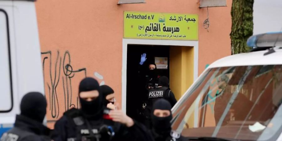 Polizeieinsatz in einer Moschee in Berlin (Archivbild). Foto: Christoph Soeder/dpa