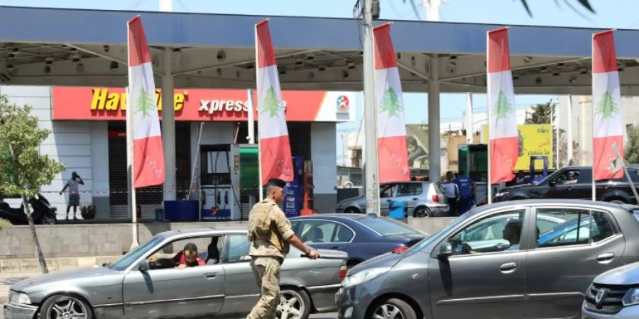 Soldat an einer Tankstelle in Beirut