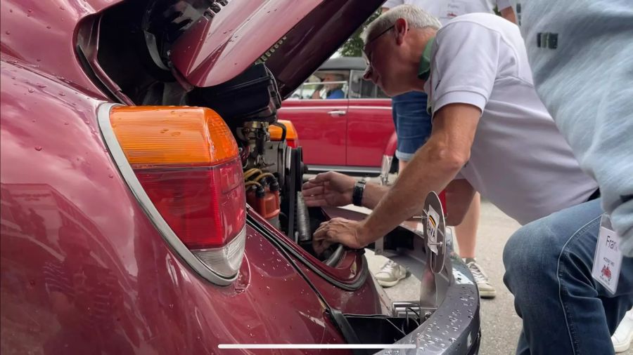 Die Fahrer der Käfer müssen auch mal selbst Hand anlegen.