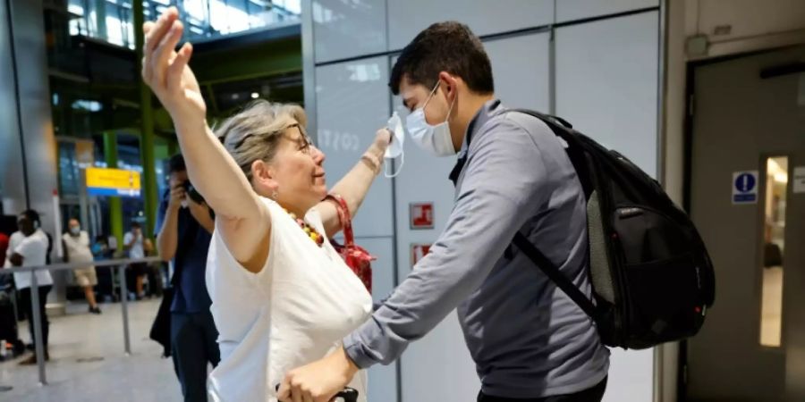 Emotionale Szenen am Flughafen nach Aufhebung der Quarantäne-Pflicht in England