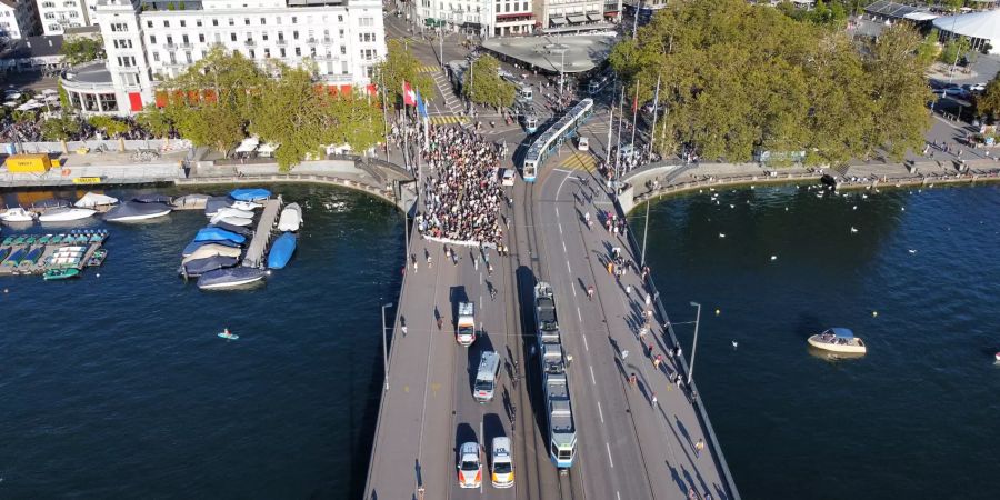 Streikende teilen sich die Strasse mit Bus und Tram.