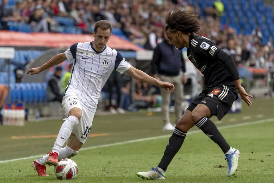 Nikola Boranijasevic (l.) vom FCZ im Duell mit FCB-Verteidiger Tomas Tavares (r.).