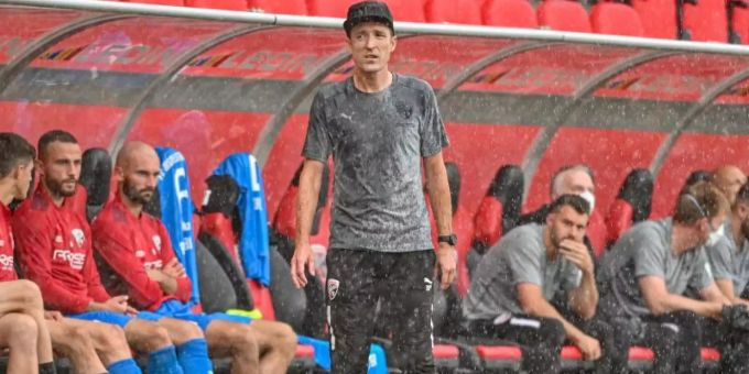 Trainer Roberto Pätzold steht am Spielfeldrand im Regen. Foto: Armin Weigel/dpa Trainer Roberto Pätzold steht am Spielfeldrand im Regen. Foto: Armin Weigel/dpa