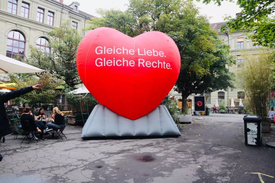 Die Operation Libero feiert das Ja zur «Ehe für alle» mit einem Riesenherz vor dem Progr in Bern.