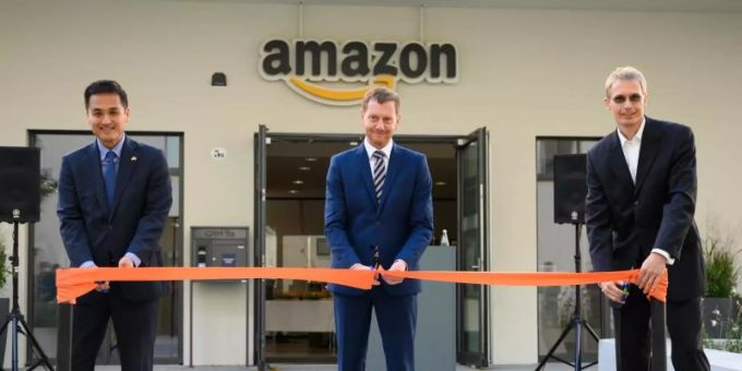 Bei der Eröffnung des Amazon Development Center Dresden wird das Band durchgeschnitten. Foto: Robert Michael/dpa-Zentralbild/dpa Bei der Eröffnung des Amazon Development Center Dresden wird das Band durchgeschnitten. Foto: Robert Michael/dpa-Zentralbild/dpa