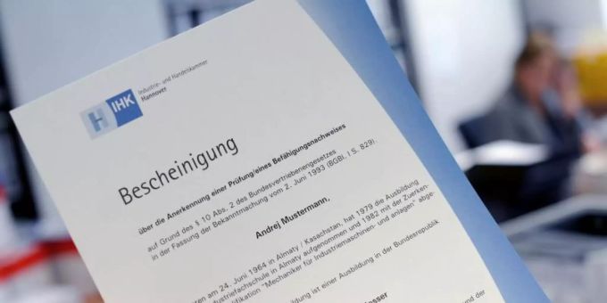 Eine Muster-Urkunde der Industrie- und Handelskammer über die Anerkennung einer ausländischen Berufsausbildung. Foto: picture alliance / dpa Eine Muster-Urkunde der Industrie- und Handelskammer über die Anerkennung einer ausländischen Berufsausbildung. Foto: picture alliance / dpa