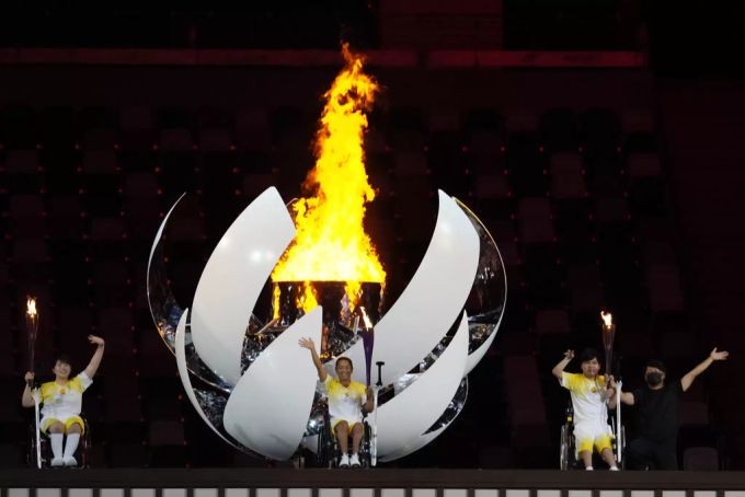 Das olympische Feuer wird bei den Paralympics entfacht. Paralympics