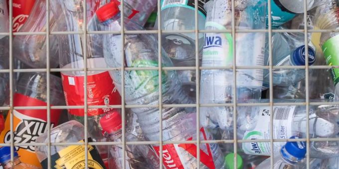Kunststoff aus recycelten Flaschen soll vom kommenden Jahr an bei Continental für die Pkw-Reifenherstellung genutzt werden. Foto: Sebastian Gollnow/dpa Kunststoff aus recycelten Flaschen soll vom kommenden Jahr an bei Continental für die Pkw-Reifenherstellung genutzt werden. Foto: Sebastian Gollnow/dpa