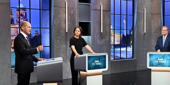 Kanzlerkandidaten (l-r) Olaf Scholz (SPD), Annalena Baerbock (Bündnis 90/Die Grünen) und Armin Laschet (CDU/CSU) diskutieren bei dem Dritten TV-Triell. Foto: Willi Weber/Prosieben/Seven.One/dpa