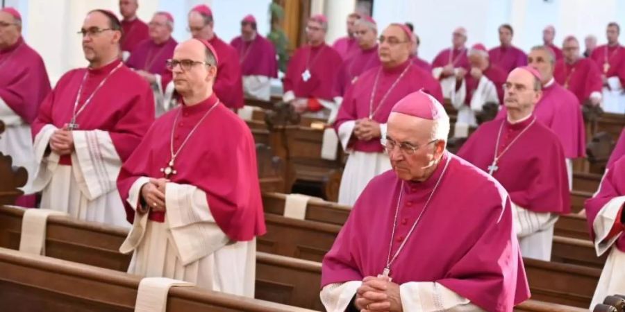 Mitglieder der Deutschen Bischofskonferenz beim Eröffnungsgottesdienst der Herbstvollversammlung der Deutschen Bischofskonferenz im September 2020. Foto: Arne Dedert/dpa