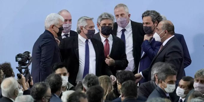 Argentiniens Präsident Alberto Fernandez, dritter von links. Argentina Fernandez