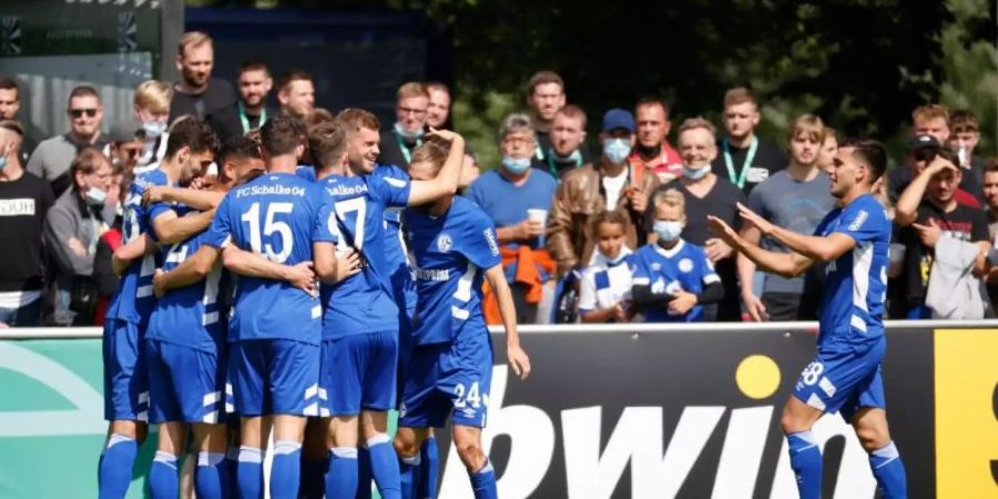 Der FC Schalke 04 hat sich beim Fünftligisten FC Villingen keine Blösse gegeben und zieht in die nächste Runde des DFB-Pokals ein. Foto: Philipp von Ditfurth/dpa