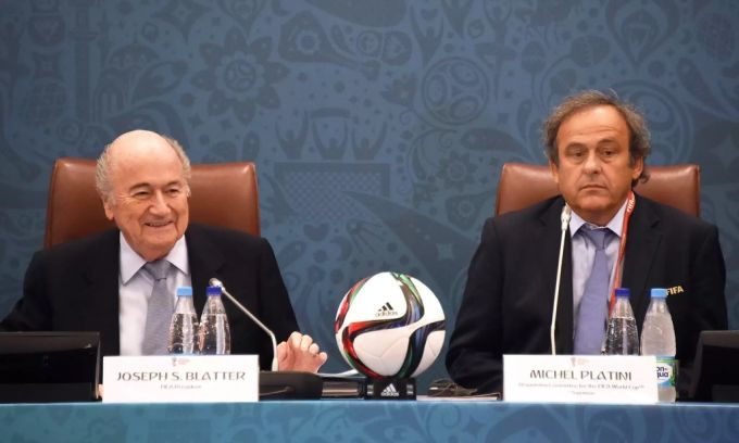 Sepp Blatter soll Michel Platini bezahlt haben, damit dieser nicht gegen ihn antritt. fifa