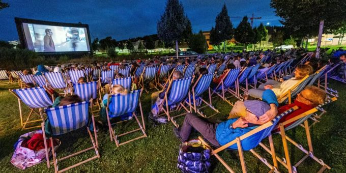 Die Kinonächte 2021 im Liebefeld Park haben begonnen. Kino Liebefeld Park