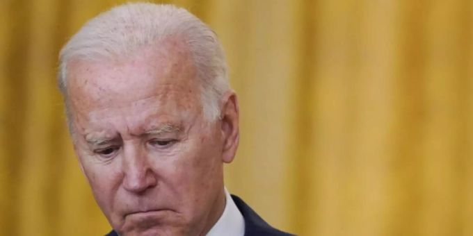 Joe Biden, Präsident der USA, hält inne, als er im Weissen Haus nach dem tödlichen Anschlag in der Nähe des Flughafens von Kabul spricht. Foto: Evan Vucci/AP/dpa Joe Biden, Präsident der USA, hält inne, als er im Weissen Haus nach dem tödlichen Anschlag in der Nähe des Flughafens von Kabul spricht. Foto: Evan Vucci/AP/dpa