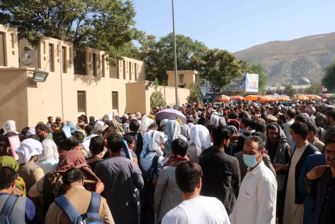 Noch immer warten zahlreiche Menschen vor dem Flughafen Kabul. Unter ihnen auch solche, die offiziell evakuiert werden dürfen. Taliban