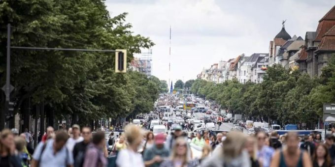 Demonstranten gegen die Corona-Massnahmen laufen die Bismarckstrasse entlang. Auch dieses Wochenende rechnet die Polizei wieder mit Protesten. Foto: Fabian Sommer/dpa Demonstranten gegen die Corona-Massnahmen laufen die Bismarckstrasse entlang. Auch dieses Wochenende rechnet die Polizei wieder mit Protesten. Foto: Fabian Sommer/dpa
