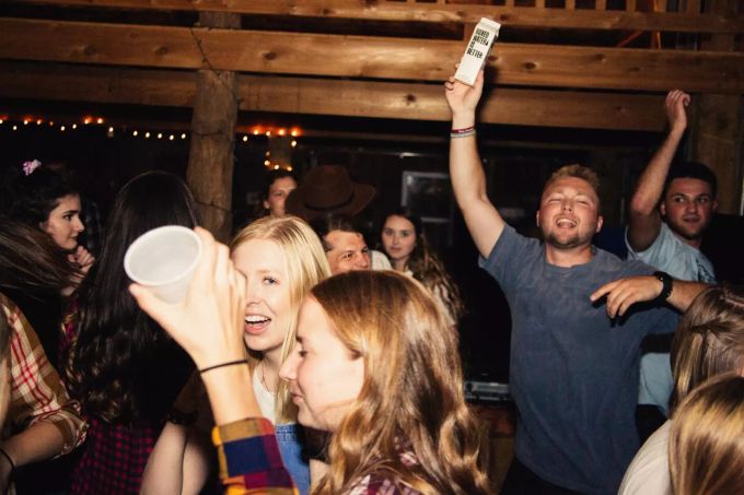Eine Party am Wochenende wirkt sich auf die Leistungsfähigkeit der Woche aus. Party