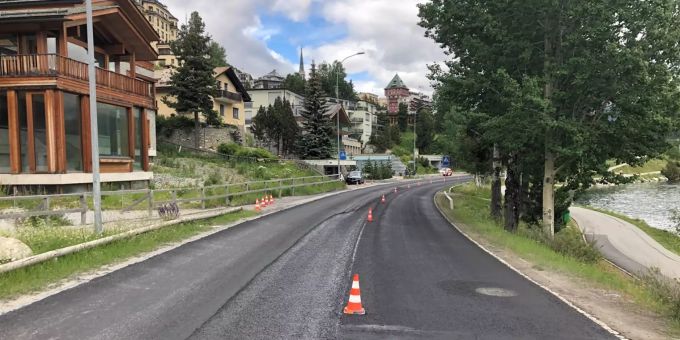 Am Donnerstagnachmittag ist ein Arbeiter auf einer Baustelle in St. Moritz von einem Camper gestreift und verletzt worden.