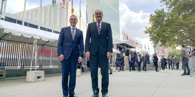 Bundespräsident Guy Parmelin, rechts, und Bundesrat Ignazio Cassis posieren am Dienstag, 21. September 2021 vor dem UNO Gebäude in New York. cassis parmelin